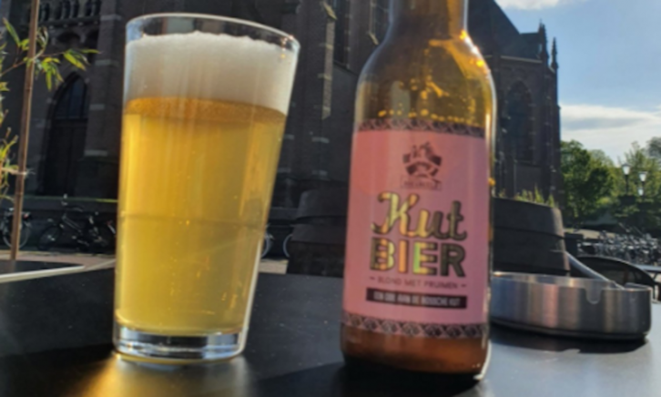 kutbier in glas op tafel op het terras kutbier in glas op tafel op het terras